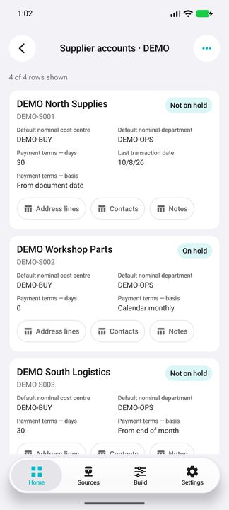 Complete supplier card with current terms, nominal defaults, hold indicator and three readable buttons. — Native Cifru; fictional DEMO, not a real Sage installation test.