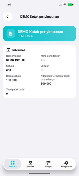 Rincian satu baris A/R, dengan nomor faktur dan mata uang — Cifru native; DEMO, seluruh data fiktif. Bukan uji koneksi ke ERP nyata.