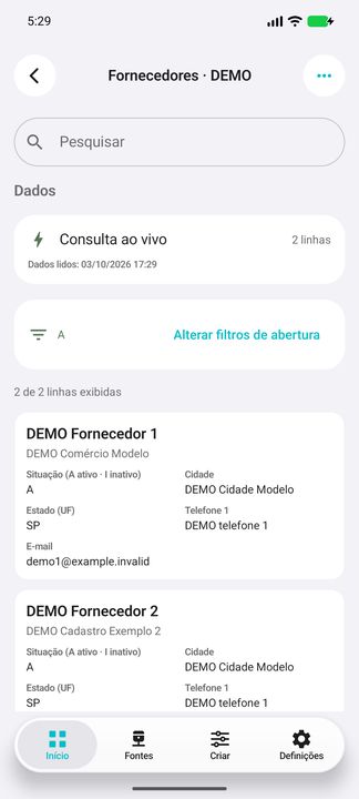 Fornecedores: filtro de situação e cartão com cidade, estado, telefone e e-mail — Cifru nativo; DEMO, dados totalmente fictícios. Não é teste em ERP real.