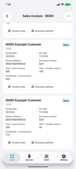 Complete sales invoice cards, local/foreign amounts and both subbuttons — Native Cifru; fictional DEMO data, no real SAP connection.