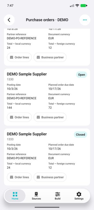 Complete open/closed purchase order cards, planned dates, local/foreign totals and subbuttons — Native Cifru; fictional DEMO data, no real SAP connection.